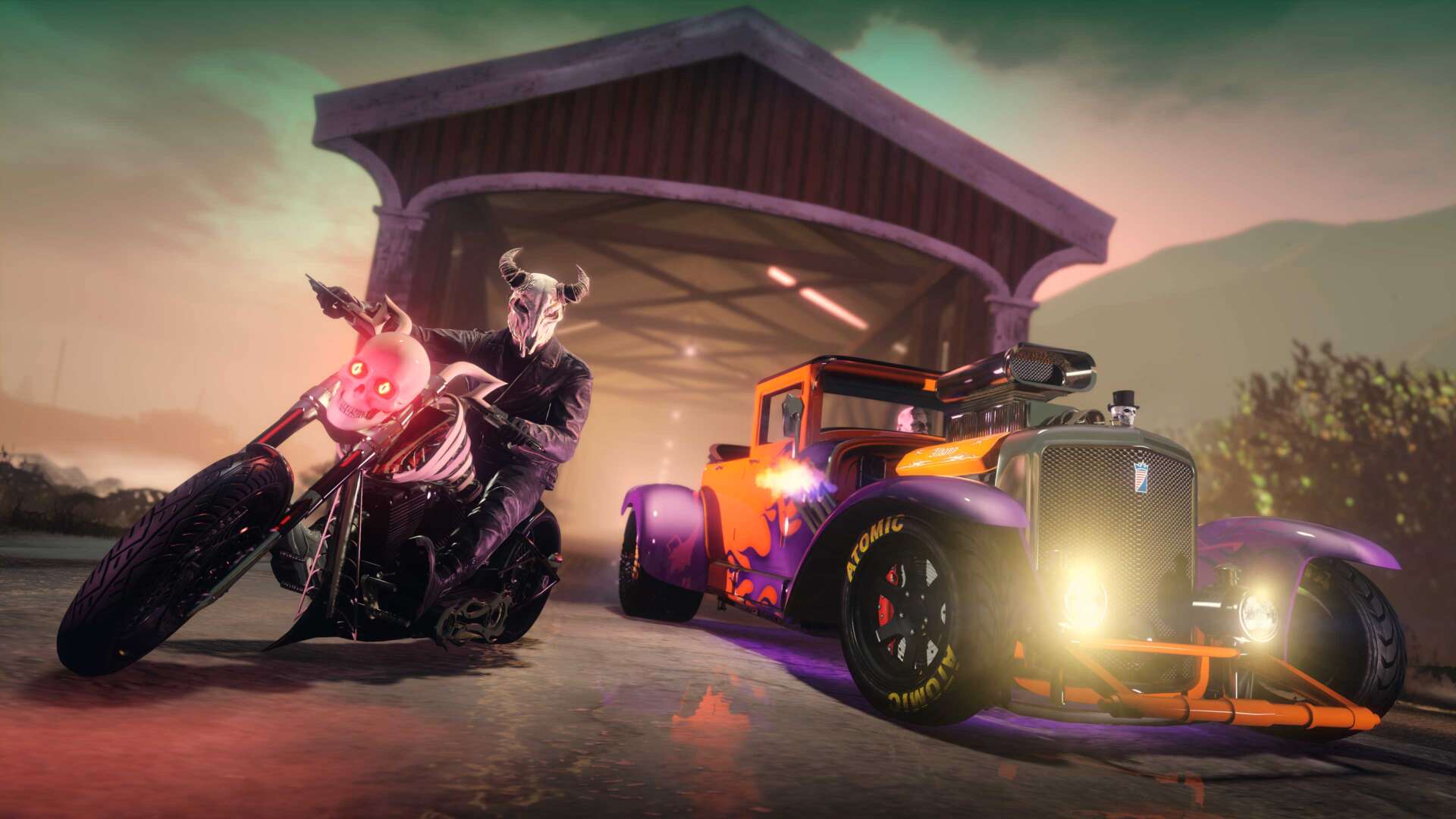 Dois personagens de GTA Online dirigindo a moto LCC Sanctus e o carro Albany Fränken Stange.
